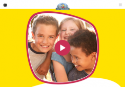 Screenshot der Kinderseite Kuppelkucker mit drei lachenden Kindern und dem Play-Zeichen für Videos