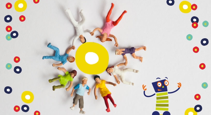 Ein eingespieltes Team schafft gute Online-Angebote Miniaturfiguren bilden einen Team-Kreis